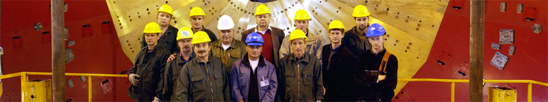 L'équipe d'ingénieurs russes et français qui a assemblé l'un des bouchons du calorimètre à hadrons de l'expérience CMS